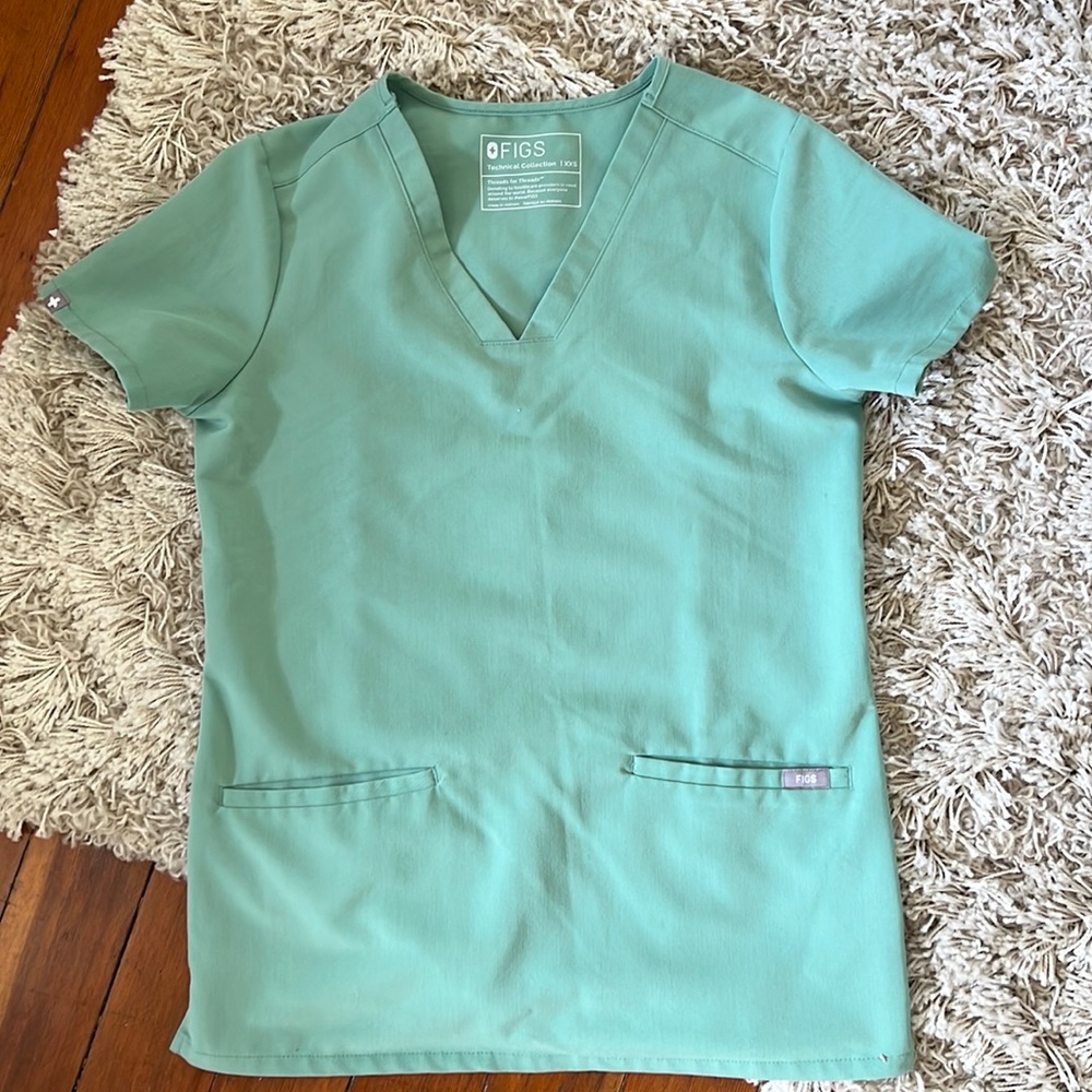 Casma 3-pocket scrub top